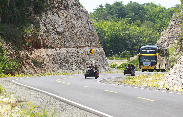 SIAP BEROPERASI: Pengendara kendaraan bermotor melintas di Jalur Jalan Lintas Selatan atau&nbsp;JJLS, di wilayah Kapanewon Tanjungsari, Gunungkidul, Jumat (29/12).