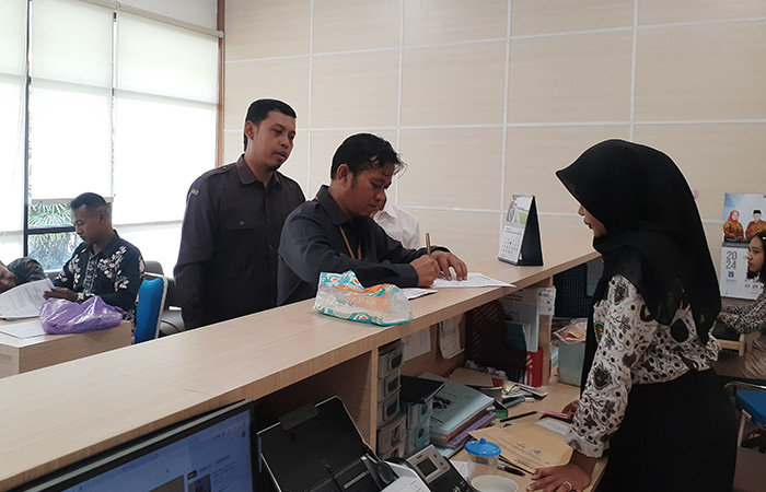AKSI NYATA: Bawaslu Sleman saat mengirimkan surat kepada Bupati Sleman di Bagian Umum Pemkab Sleman kemarin (2/1).