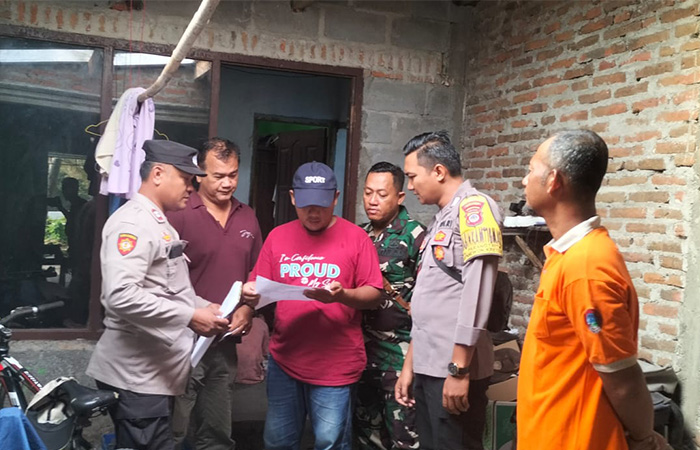 OLAH TKP: Jajaran Polsek Dlingo sedang melakukan olah tempat kejadian perkara di rumah seorang warga yang melakukan tindakan bunuh diri di Kapanewon Dlingo, Bantul kemarin (2/1).