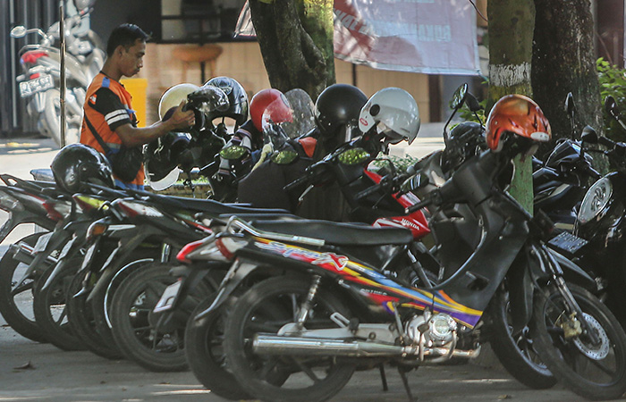 TAK SESUAI ATURAN: Juru parkir merapikan motor di Kawasan Lapangan Denggung, Sleman kemarin (2/1). Jogja Coruption Watch soroti tarif parkir di kawasan Lapangan Denggung yang kembali nuthuk.