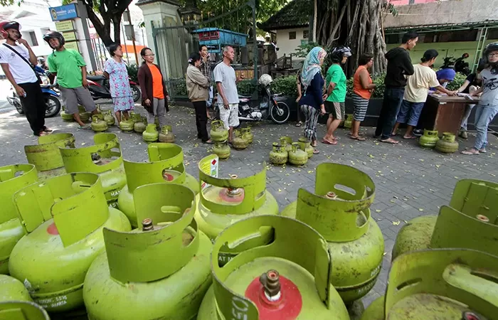 Warga mengatre beli gas melon