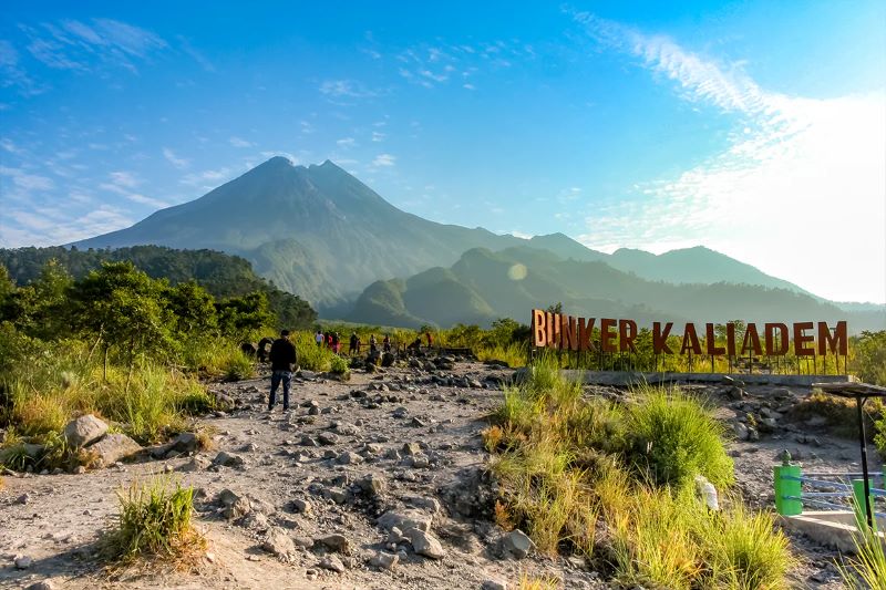 Intensitas Hujan Meningkat, Banjir Lahar Dingin Gunung Merapi Mengancam Warga. Keindanhan Gunung Merapi dilihat dari Bunker Kaliadem, Sleman. (Google/Indonesia Travel)