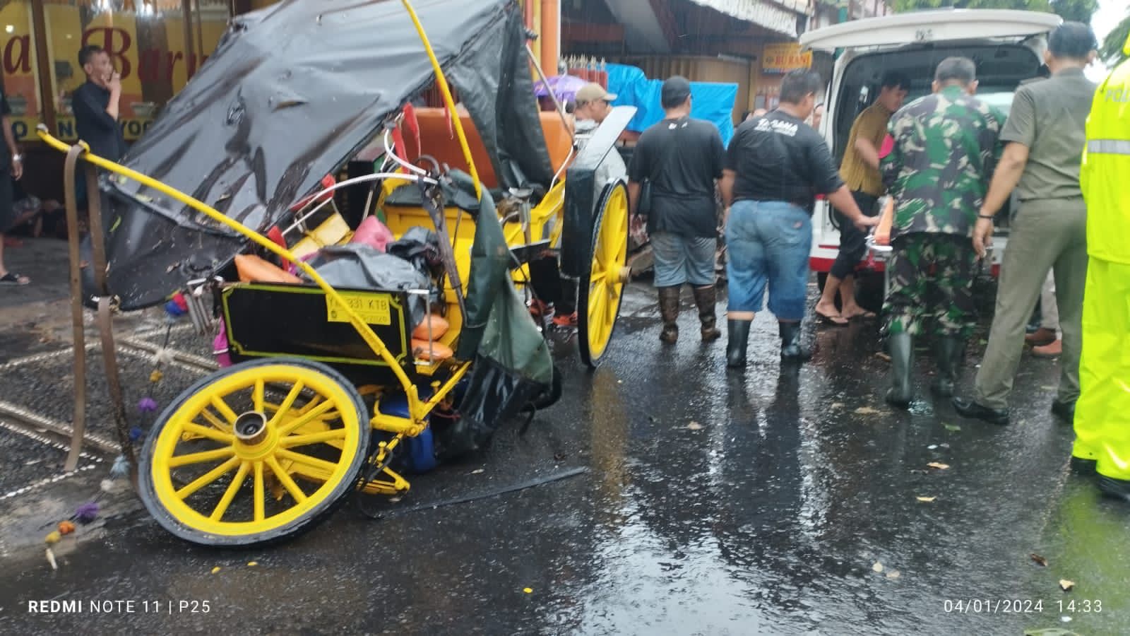 Andong rusak karena tertimpa pohon di kawasan Plengkung Wijilan Kamis (4/1)