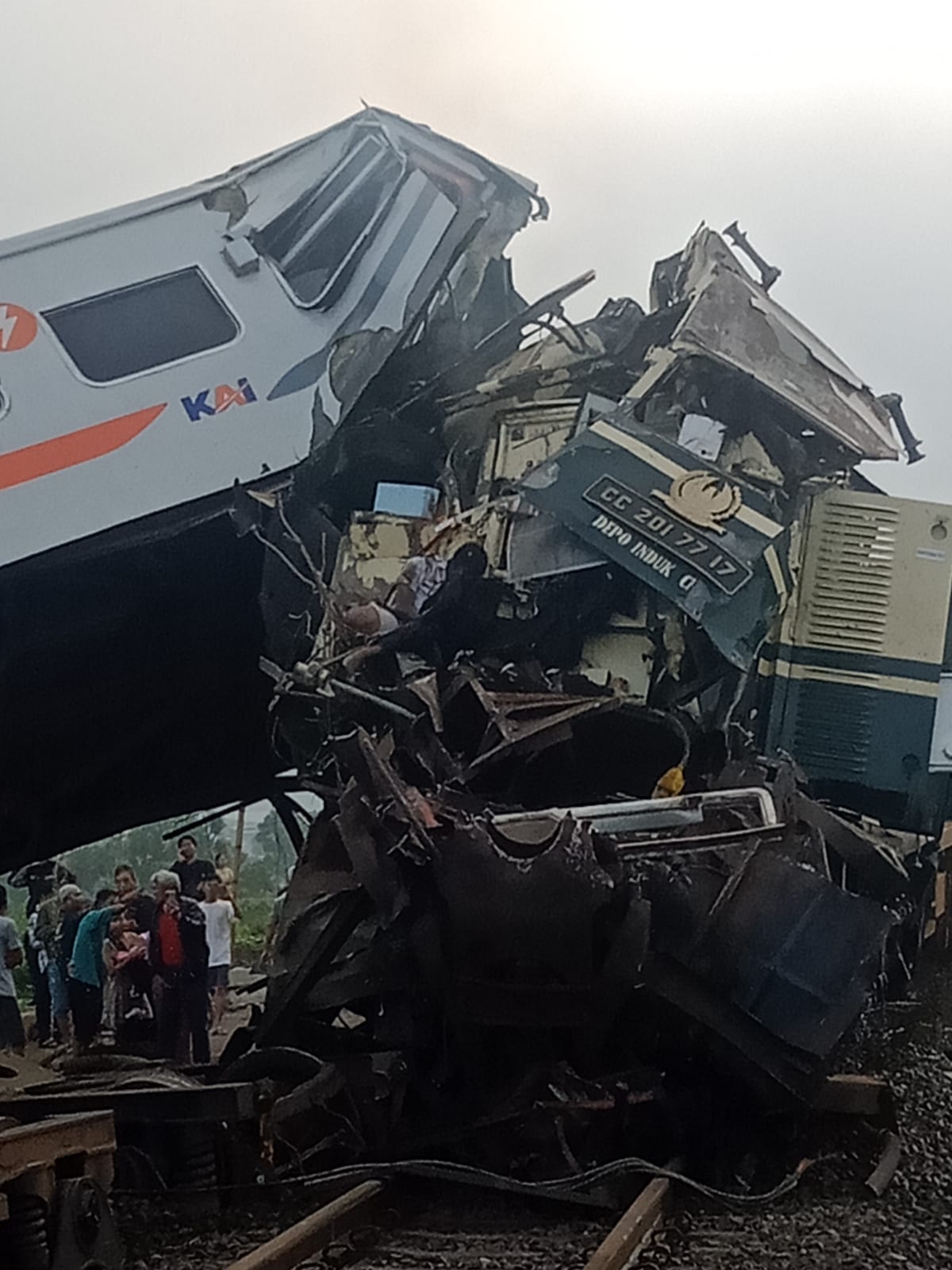 Kondisi lokomotif KA Turangga vs  KA Commuter 350 pada jam 06.03 di petak Cicalengka