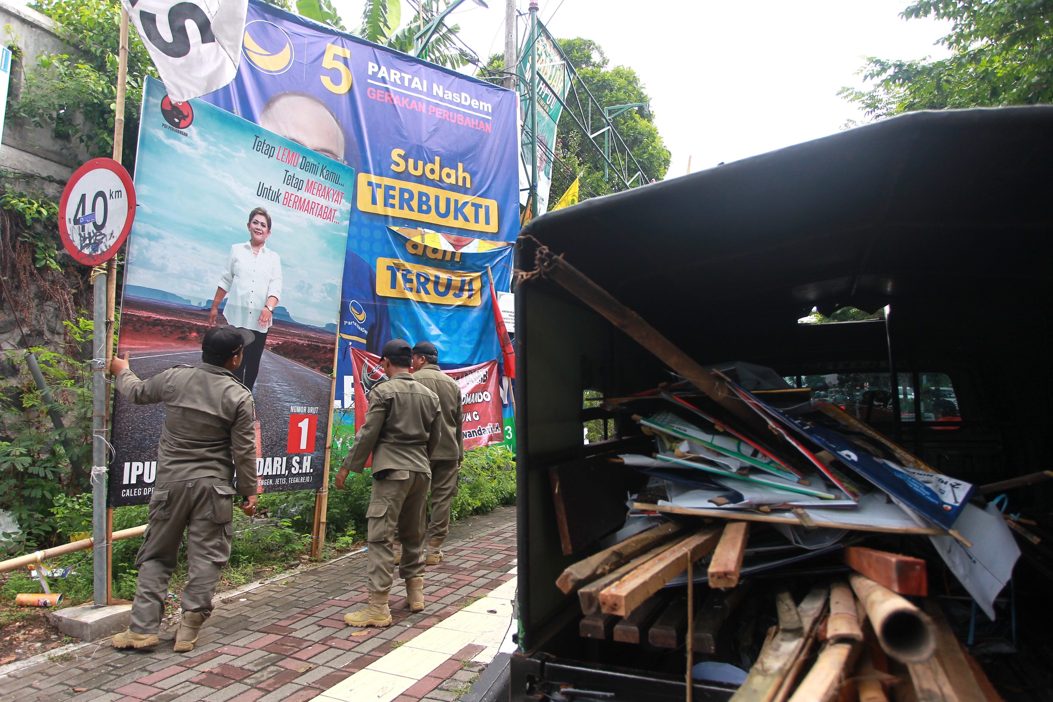 Satpol PP menertibkan APK yang melanggar di Kota Jogja