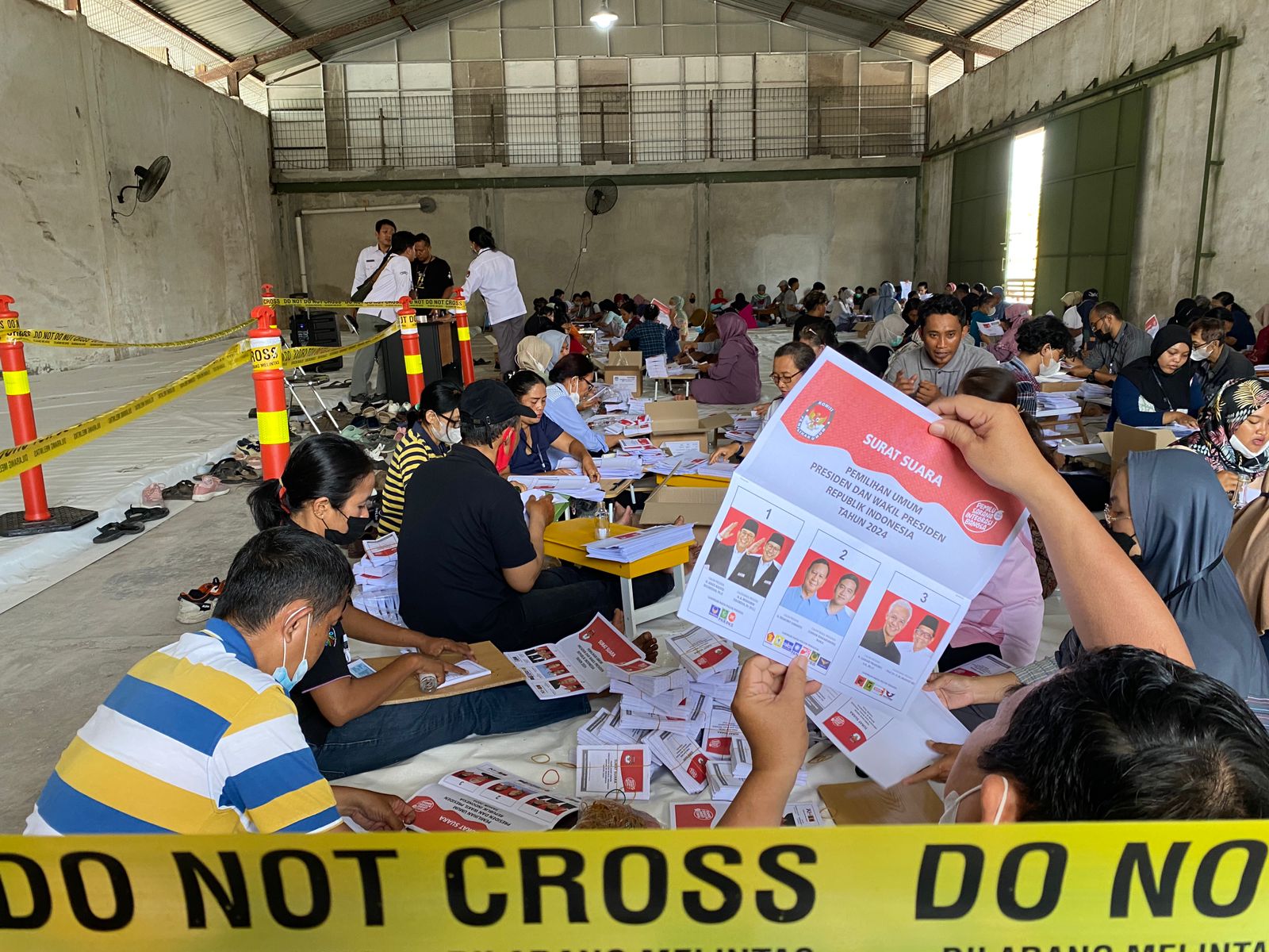 uasana giat penyortiran dan pelipatan pekerja bantuan KPU Kota Jogjakarta yang diselenggarakan di Gudang KPU Jogjakarta, Jalan Pramuka, Prenggan, Kotagede pada Kamis (04/01/2024).