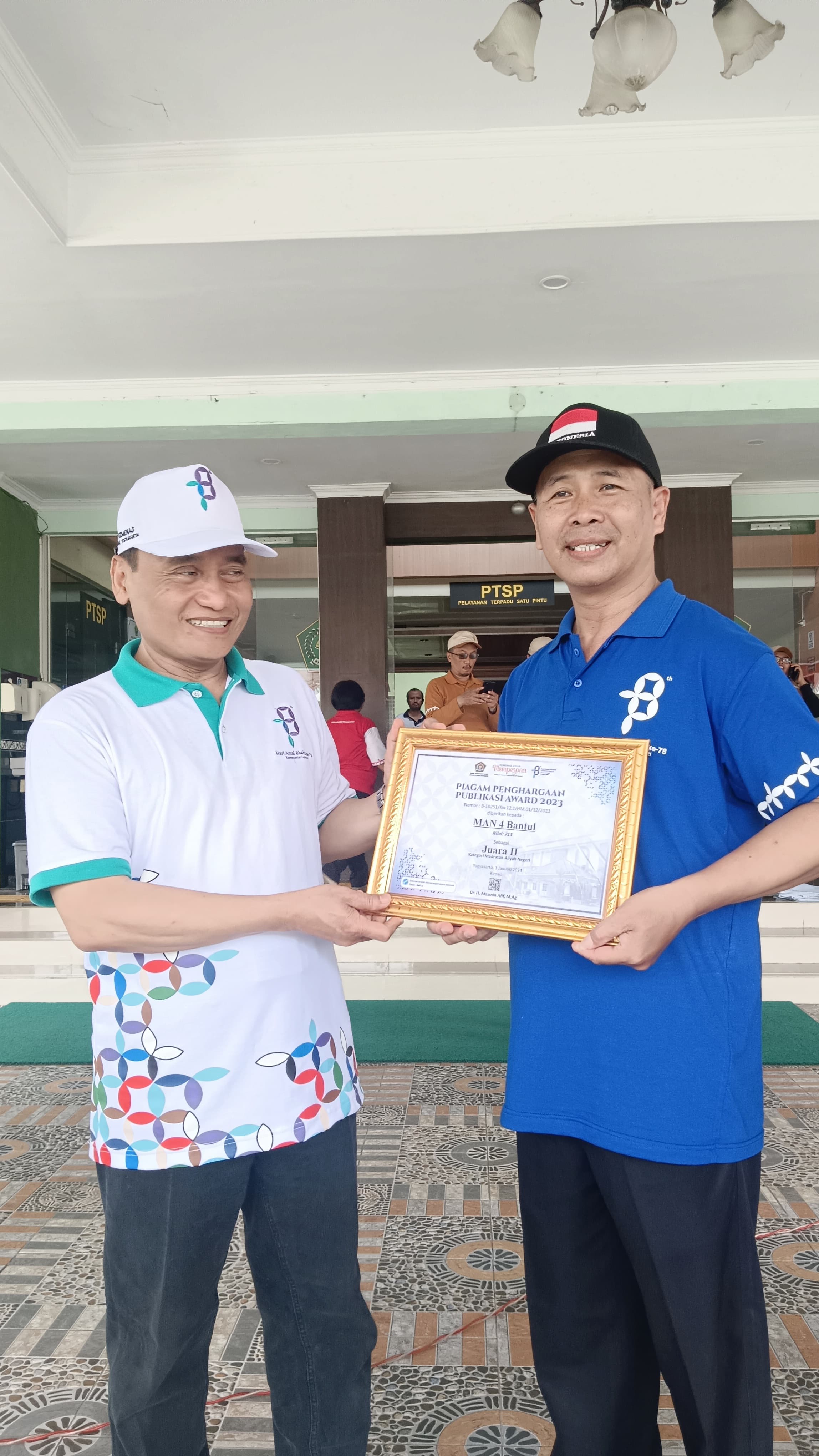 Secara simbolis penghargaan diserahkan oleh Kepala Kanwil Kemenag DIY Dr. H. Masmin Afif M.Ag kepada Kepala MAN 4 Bantul, pada Rabu (03/01/2024) di Kanwil Kemenag DIY