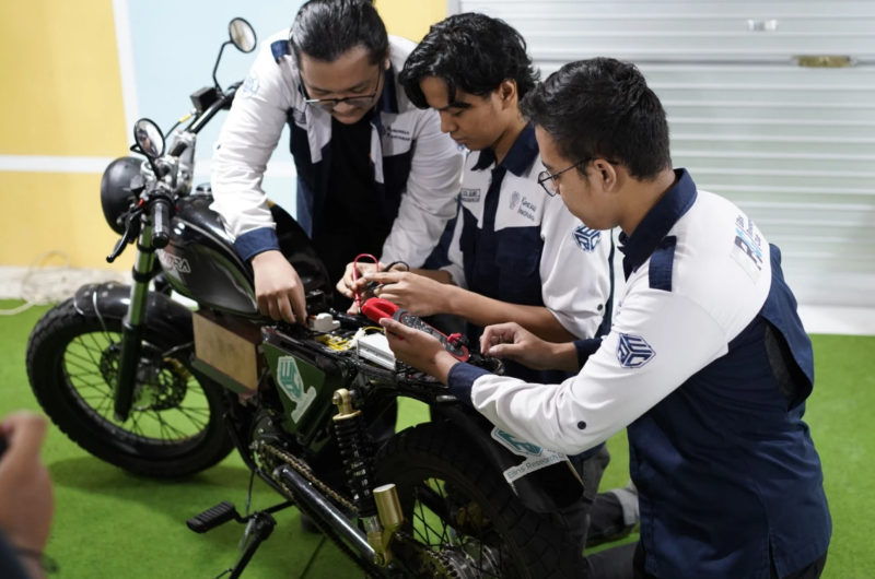 Tim Gasbadra Elins Research Club Universitas Gadjah Mada (UGM) melakukan riset dan pengembangan motor listrik dengan TKDN 57,42 Persen. (ugm.ac.id)