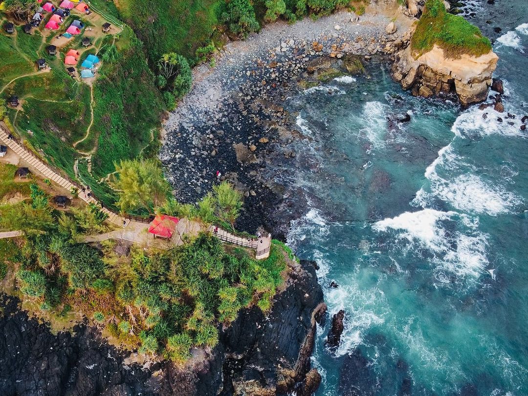 Keindahan Pantai Menganti dengan berselimut barisan perbukitan krats.