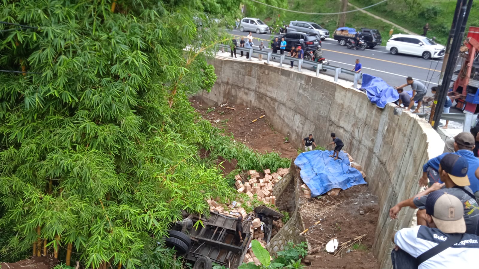 TERGULING: Truk pengangkut surat suara untuk DPRD Kabupaten Magelang terguling di Jambu, Kabupaten Semarang, Sabtu (6/1/2024).