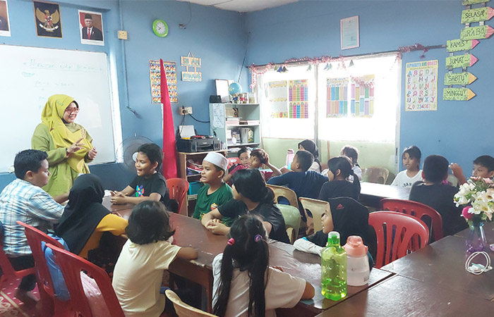 BERMANFAAT: Penyampaian edukasi kesehatan dan membuat perangkap nyamuk bagi anak-anak pekerja migran di Malaysia beberapa waktu lalu.