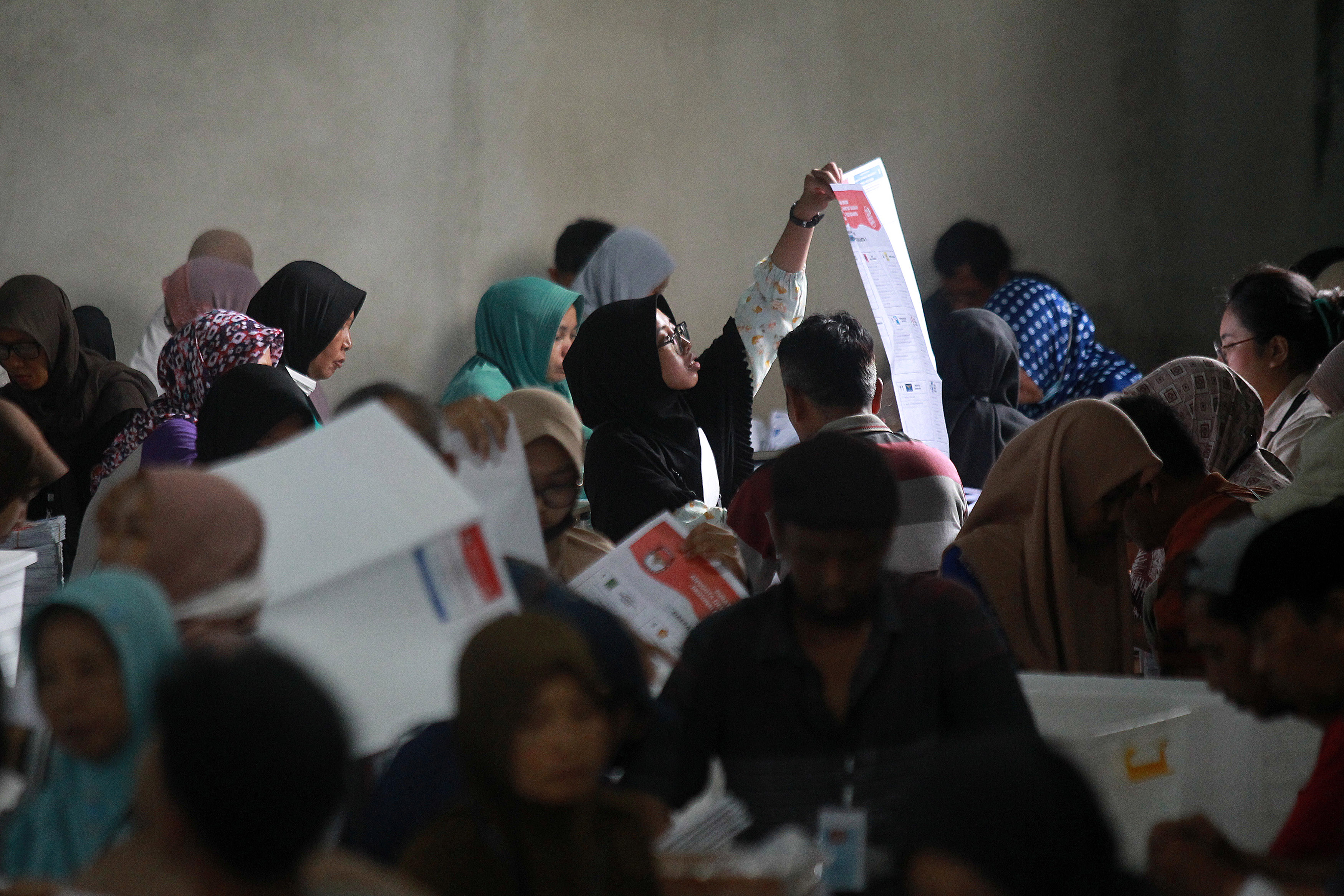Pekerja melakukan penyortiran dan pelipatan surat suara DPRD Provinsi DIJ untuk Pemilu 2024, di Gudang Logistik KPU Kota Jogja, Senin  (8/1).