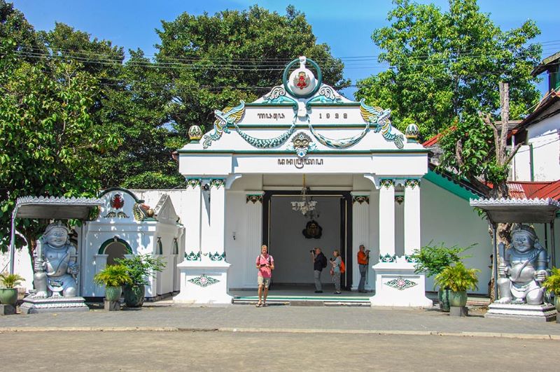 Pintu masuk Keraton Yogjakarta. (kelanamakan.com)