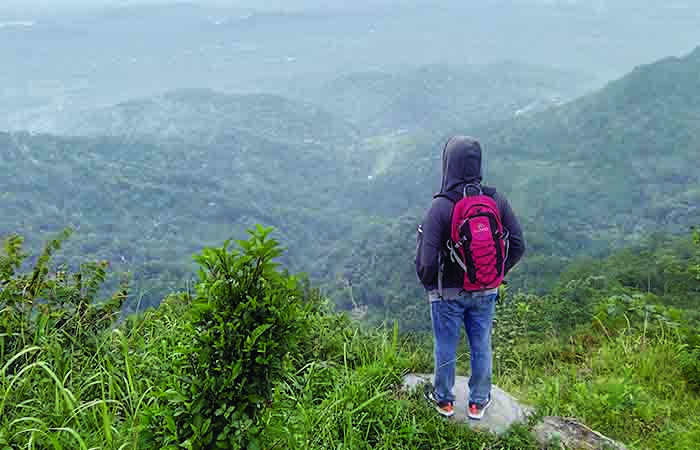 MENGHIJAU: Wisatawan menikmati keindahan destinasi wisata Kawasan Embung Sriten, di Karangwuni, Rongkop, Kabupaten Gunungkidul. Kawasan ini menjadi salah satu objek wisata favorit saat libur Nataru.