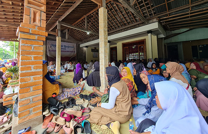 DOA BERSAMA: Ribuan pedagang di kompleks Taman Wisata Candi (TWC) Borobudur mengikuti mujahadah atau doa bersama di sebuah warung Jalan Medang Kamulan, kemarin (8/1).&nbsp;