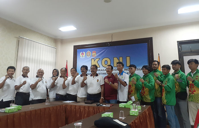 OPTIMISTIS: Ketua umum KONI DIJ Djoko Pekik Irianto (tengah) melepas sejumlah atlet yang akan mengikuti traning camp dan perlombaan di luar negeri di Kantor KONI DIJ, kemarin (8/1).&nbsp;