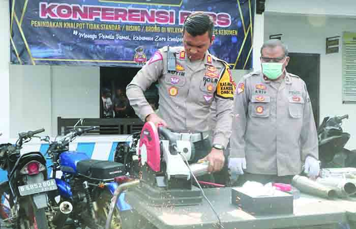 TINDAK TEGAS : Kasat Lantas Polres Kebumen AKP Koyim Maturrohman memusnahkan knalpot brong dengan cara digergaji.