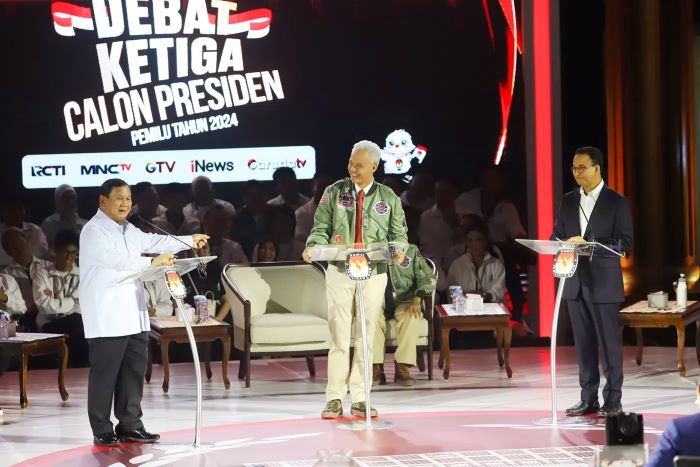 Para capres beradu gagasan dalam debat ketiga Pilpres 2024 di Istora Senayan, Jakarta, Minggu (7/1/2024).