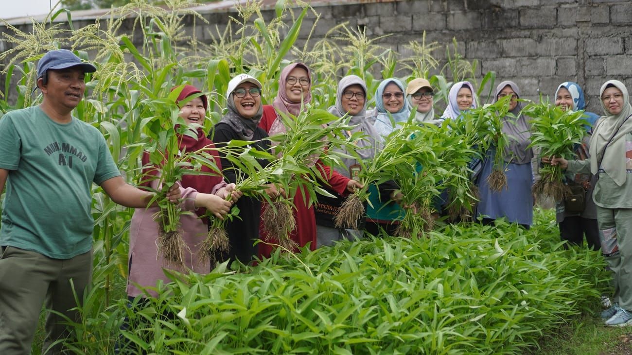 SEMANGAT: Program kampus hijau Unisa Jogjakarta lewat gerakan Lodong Sisa Dapur (LOSIDA) yang turut melibatkan masyarakat sekitar kampus.Humas Unisa Yogjakarta