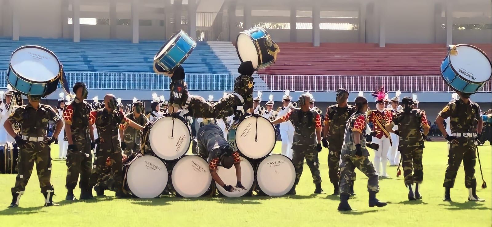 MEMUKAU - Aksi drumband Bahana Jaya Samudera di Hari Kesetiakawanan akhir tahun lalu.(Dokumen STIMARYO)