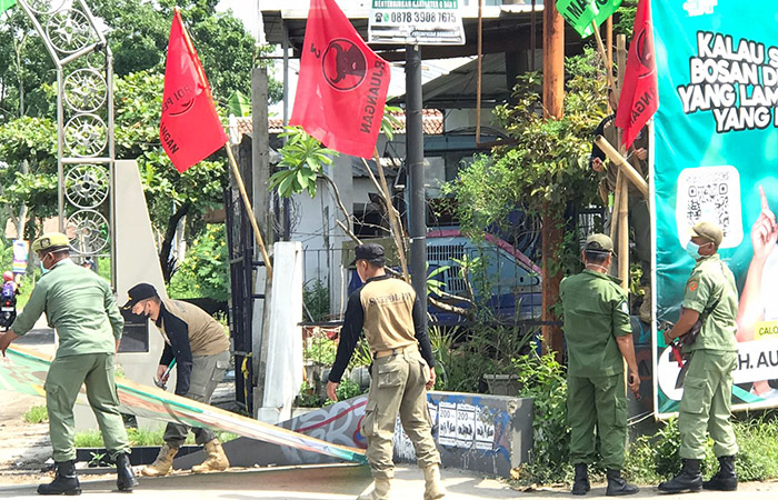 PENERTIBAN: Petugas gabungan saat melakukan penertiban APK yang terbukti melanggar pada Selasa (9/1).