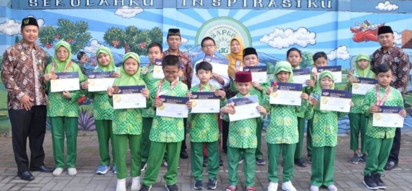 Anak-anak SD Muhammadiyah Sapen menunjukkan piagam penghargaan yang diraih di tahun lalu