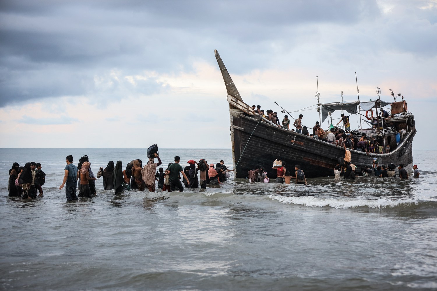 Pengungsi Rohingya ketika tiba di daratan Aceh beberapa waktu lalu. Sejumlah pengungsi sampai di Tulungagung dan beberapa di antaranya terdaftar sebagai DPT Pemilu 2024.