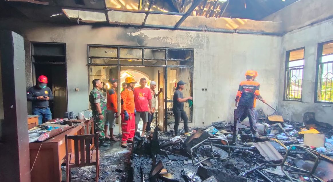 HANGUS: Suasana penanganan kebakaran oleh petugas pemadam di Rumah Sakit Panti Nugroho Pakem, Jumat (12/1).DOK BPBD SLEMAN