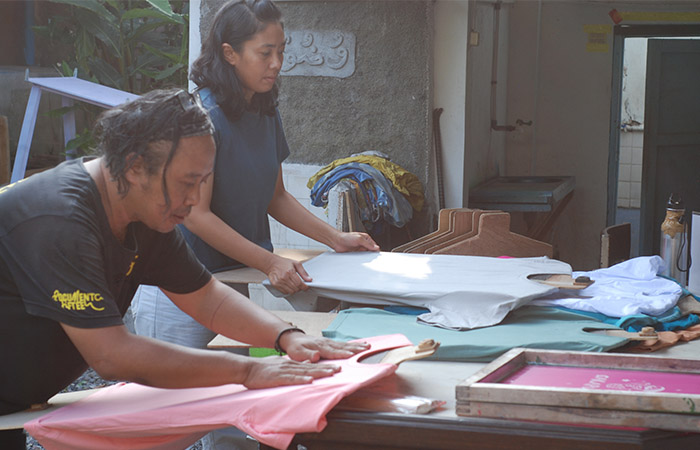 COBA HAL BARU: Anggota komunitas Cakapuan saat sharing dan mencoba pekerjaan antaranggota lainnya. Setiap kegiatan komunitas ini digelar setiap tiga bulan sekali.