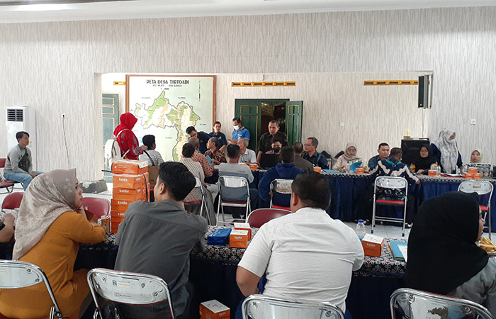 PEMBAYARAN: Suasana pembayaran uang ganti rugi tanah terdampak Tol Jogja-Bawen Seksi 1 di Kalurahan Tirtoadi kemarin (12/1).