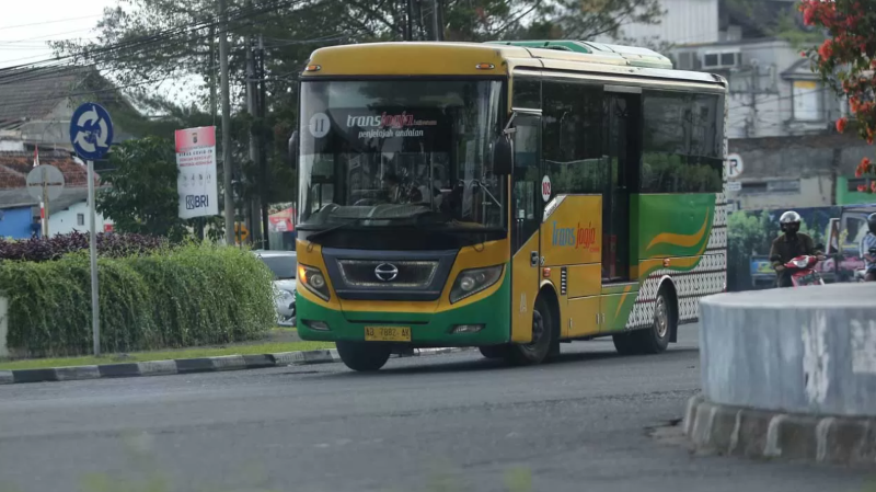 Trans Jogja, angkutan umum di Yogyakarta. Keliling Jogja tapi nggak punya kendaraan, kalian bisa memanfaatkan transportasi ini untuk berwisata khususnya di Kota Jogja.