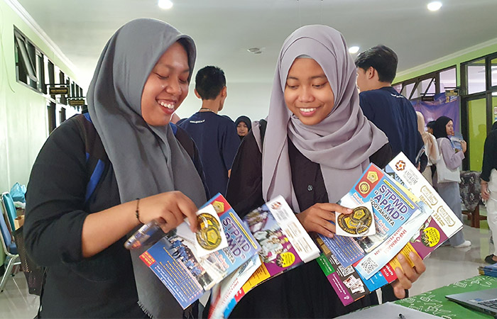JADI INSPIRASI: Sejumlah pelajar berkomunikasi dengan kampus Sekolah Tinggi Pembangunan Masyarakat Desa "APMD" Jogjakarta di sela acara Edu Expo 8.0 kemarin (14/1).