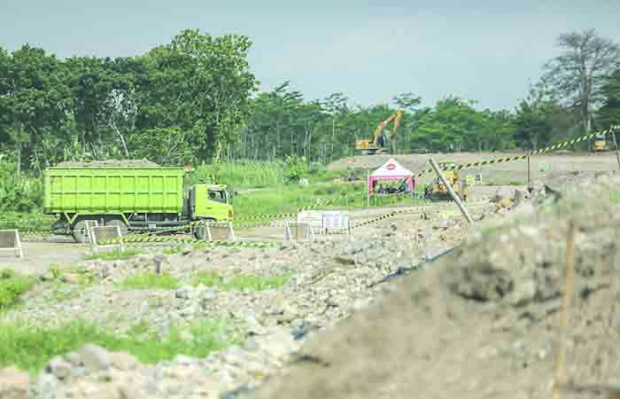 Truk bermuatan material melintas&nbsp; di kawasan proyek tol kawasan Tirtoadi, Mlati, Sleman, Senin (15/1).&nbsp; Elang