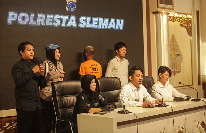 Kasatreskrim Mapolresta Sleman, AKP Risky Adian (kedua dari kanan) memberikan keterangan saat rilis kasus pencabulan sesama jenis di Mapolresta Sleman, Senin (15/1).&nbsp;