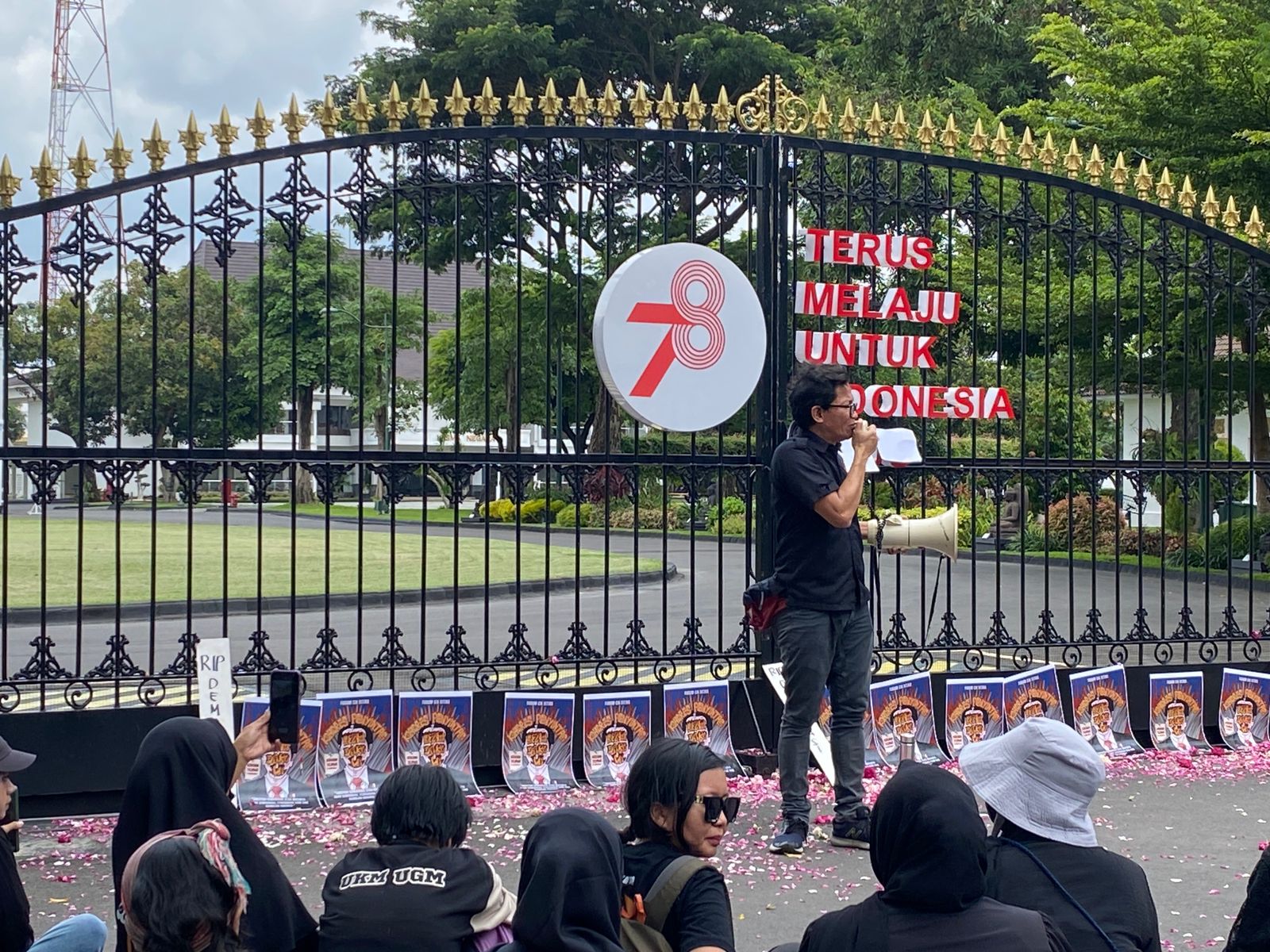 Direktur Eksekutif Amnesty Internasional, Usman Hamid saat ditemui dalam aksi Forum Cikditiro di Gedung Agung, Jogjakarta, Senin (15/01/2024)