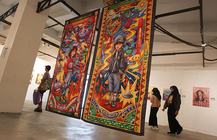 INOVATIF: Pengunjung mengamati karya yang dipajang dalam pameran seni rupa Dendang Calon Guru #18 bertajuk "Aksagara" di Taman Budaya Yogyakarta (TBY) kemarin (17/1).