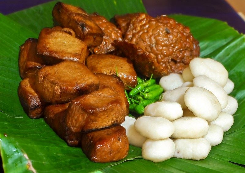 Jadah tempe dan tahu bacem Kaliurang. Jadah Tempe paling populer di Yogyakarta adalah Jadah tempe Mbah Carik di Kaliurang.
