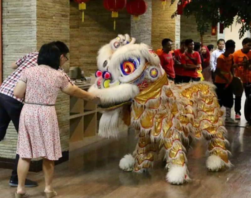 Seorang pengunjung sebuah hotel di Jogja tertarik memegang barongsai. Begini jejak sejarah kesenian Barongsai dari Tiongkok.
