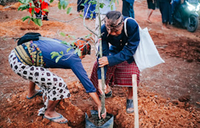 PEDULI LINGKUNGAN: Kegiatan Komunitas Resan berupa menanam pohon untuk menjaga sumber air di beberapa wilayah Gunungkidul.
