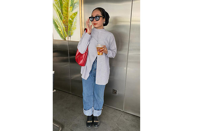 TETAP MODIS: Sari Novita Ningrum saat memadukan turban dengan kemeja dan kaos untuk menunjang penampilannya.