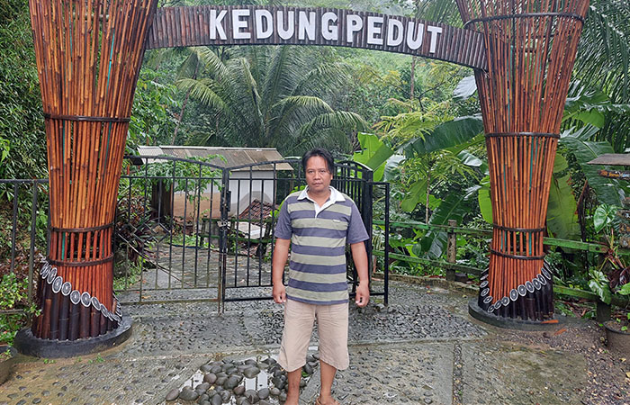 Salah satu warga yang bekerja sebagai petugas retribusi di Kedung Pedut.