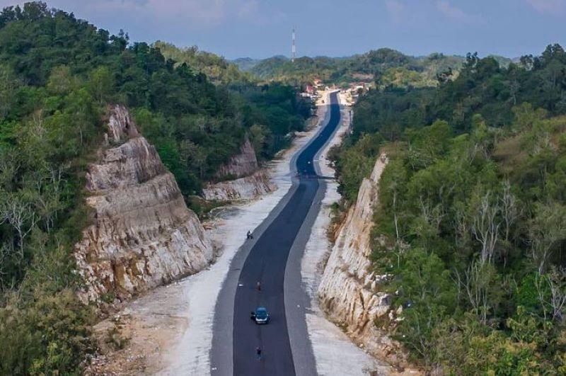 Pemandangan JJLS Rangkop Gunungkidul, Yogyakarta yang membelah perbukitan kapur.