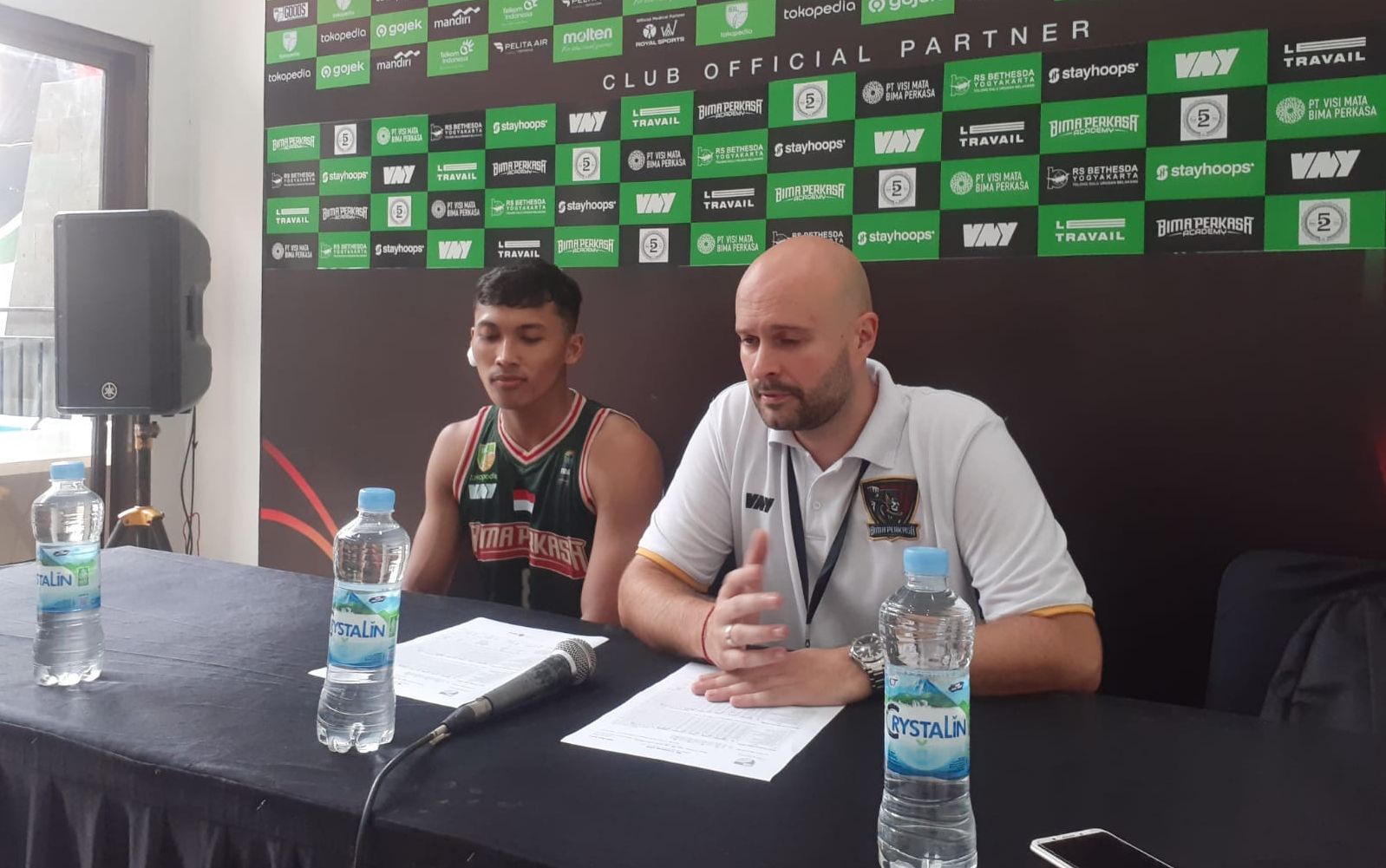 PENGALAMAN: Pelatih BPJ Predrag Lukic dan Avin Kurniawan saat press conference usai melawan Dewa United.Rizky Wahyu/Radar Jogja
