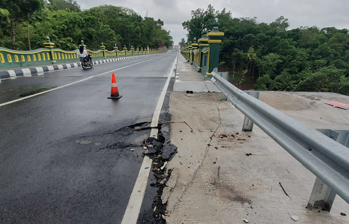 SUDAH RUSAK: Retakan memanjang pada badan jalan dan penahan tanah di Jembatan Bobung-Kepil di ruas Jalan Tawang-Ngalang kemarin (21/1).
