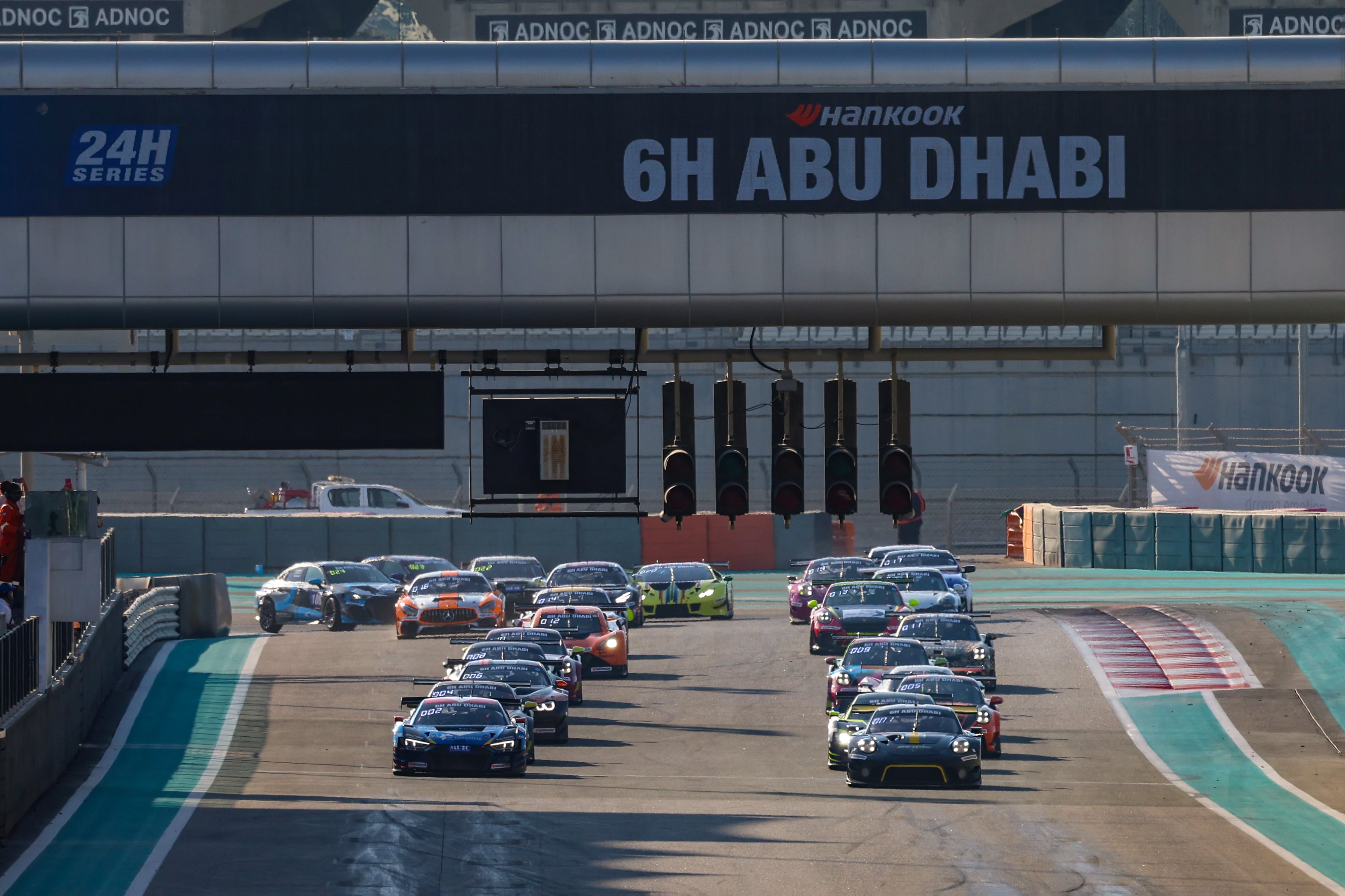 Sirkuit Yas Marina, sebagai lintasan kelas atas untuk ajang Formula 1.