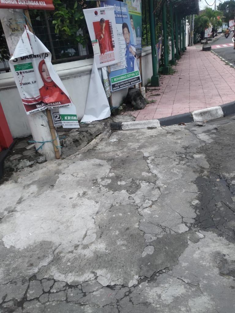 Salah satu APK yang dirusak di kawasan Tamansari, Kraton Kota Jogja