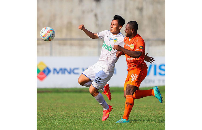 KETAT: Pemain PSIM Jogja Dias Angga (putih) berebut bola dengan pemain Persiraja David Laly dalam laga di Stadion Langsa, kemarin (22/1).