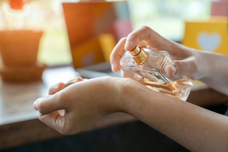 Begini cara memilih parfum yang sesuai dengan kepribadian anda, saat berbelanja.