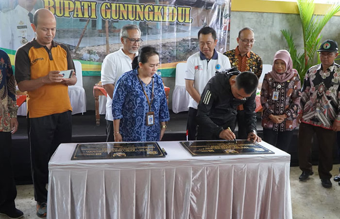 SOLUSI: Peresmian dua TPS3R untuk mengurangi volume sampah wisata di Kalurahan Kemedang, Tanjungsari, Gunungkidul, kemarin (26/1).Dok Pemkab Gunungkidul