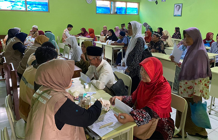 PEDULI SESAMA: Dosen dan mahasiswa Fakultas Kedokteran Universitas Ahmad Dahlan (UAD) melaksanakan kegiatan Pengabdian kepada Masyarakat (PkM) lansia di Kelurahan Banguntapan.